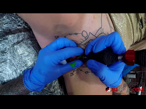 ❤️ Extremt tatuerade snyggingen Sully Savage fick en tatuering på sin klitoris Anal video at porn sv.josporn-com.ru ❤