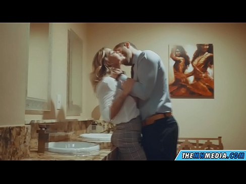 ❤️ När en bystig blondin förför dig på en offentlig toalett Anal video at porn sv.josporn-com.ru ❤